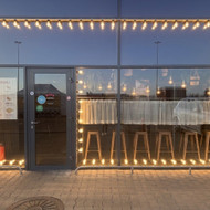 Reikiam lempučių dekoravimo paslaugos aplink parduotuvės fasadą