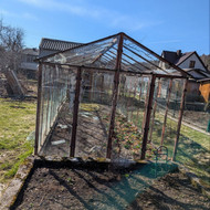 Reikalingas šiltnamio atnaujinimas: stiklų nuėmimas ir dengimas polikarbonatu (8x3 m)