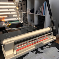 Ieškomas meistras, galintis sureguliuoti popieriaus pjaustyklę Vilniuje.