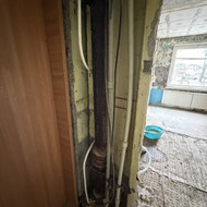 Reikia atjungti gyvatuką ir uždėti kranus ant vandens padavimo