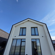 Apsauga nuo kregždžių namų ant namo fasado