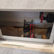 Tualetu vandens bako valymas