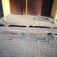 Laiptai prie daugebučio