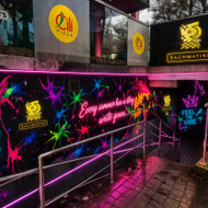 Neon graffiti sienos piešimas