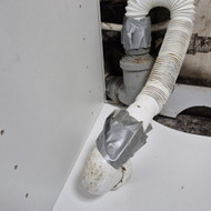 Išpjauti dalį virtuvės spintelės, kad tilptų vamzdžiai