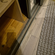 Stumdomų spintos durų remontas