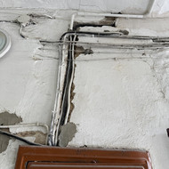 Ieškomas atestuotas elektrikas elektros kabelio pakeitimui / nutiesimui daugiabutyje