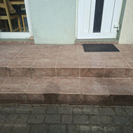 Reikia ant įėjimo laiptų prigręžti turėklą