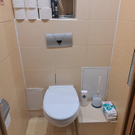 •	Uždengti visą WC rėmo sieną baldinėmis plokštėmis