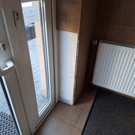 Reikia išklijuoti plyteles