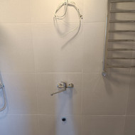 Reikia pagaminti 2 baltas spinteles: po kriaukle ir virš jos