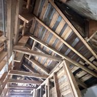 Reikia sudėti vatą į sienas ir lubas, susukti gipsą