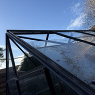 Reikalingas meistras sutvarkyti stiklinį šiltnamį - išpjauti/pakeisti išdužusius stiklus