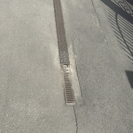 Sutvarkyti lietaus nuotekų groteles kelyje