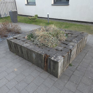 Reikia atnaujinti kiemo gėlyno medinė konstrukciją.