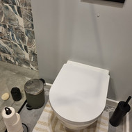 Įmontuojamas klozetas kampe šlampa