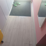 Reikia išklijuoti plyteles