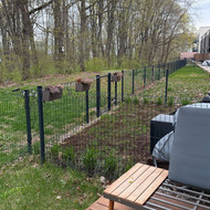 Reikia įrengti tvoros dalį ir vartelius