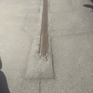 Ieškome kas galėtų sutvarkyti lietaus nuotekų groteles kelyje (žr. nuotraukas)