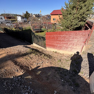 Reikia demontuoti betoninį pamatą ir viršutinę dalį tvoros