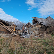 Reikia nugriauti ir išvežti medinį pastatą