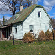 Reikalinga nugriauti namą ir garažą (pamatai lieka)