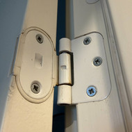 Durys vonioje neužsidaro nes trinasi ties viršutine durų dalimi