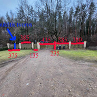 Kiemo vartai su automatika ir betoniniu padu.