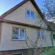 Reikia nuvalyti fasado dailylentes nuo senų dažų ir perdažyti