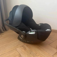 Automobilinės kėdutės valymas