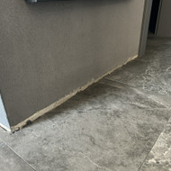 Plytelių grindjuosčių klijavimas