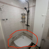 Reikia išklijuoti plytelių eilę ir surinkti dušo kabiną