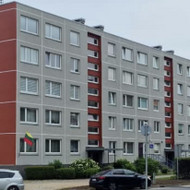 Reikia nuplauti daugiabučio namo laiptinių langus iš abiejų pusių