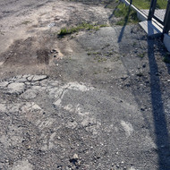 Reikia prasdumdyti ir islyginti zvyro kruva ant keliuko