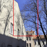 Reikia nugenėti šakas kurios siekia pastatą ir išsivežti šakas