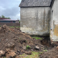 Reikia nugriauti seną raudonų plytų namą, 60 kv. m. ir viską išvežti