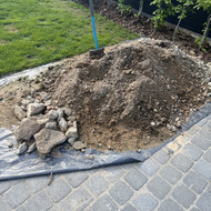 Reikia išvežti grunto, žvyro ir akmenų krūvą iš kiemo
