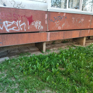 Plitelių išklojimas aplink daugiaaukštiį namą