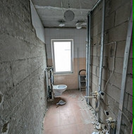Santechnikas WC rėmui pakabinti