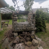 Nugriauti, išsivežti akmeninę kepsninę ir išsivežti smėlio dėžę