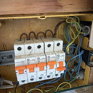 Elektrikas gedimo paieškai pirtyje