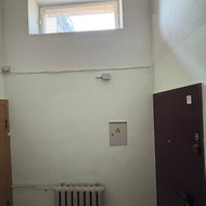 Parinkti ir sumontuoti mažą varstomą langą su atverčiamu mechanizmu iš apačios