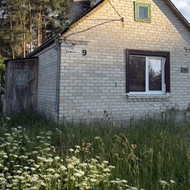 Reiketu nusienauti apleista soda, žolė yra aukšta