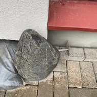 Reikia pragręžti akmenyje skylę