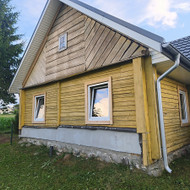 Apšiltinti medinio namo su mūriniu priestatu išorę