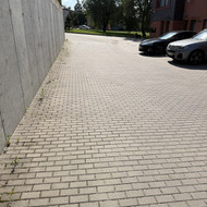 Reikia išravėti žolę tarp trinkelių