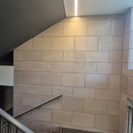Akmens masės (smiltainio) plytelių šlifavimas