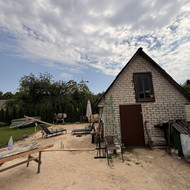 Priestatas prie sandėliuko