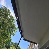 Nuplauti/nuvalyti, paruošti dažymui bei nudažyti balkono turėklus, plokštes bei sienas