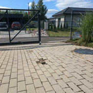 Vilniaus m . Gulbinėliuose. reikia užpilti naują pagrindą ir perkloti trinkeles.